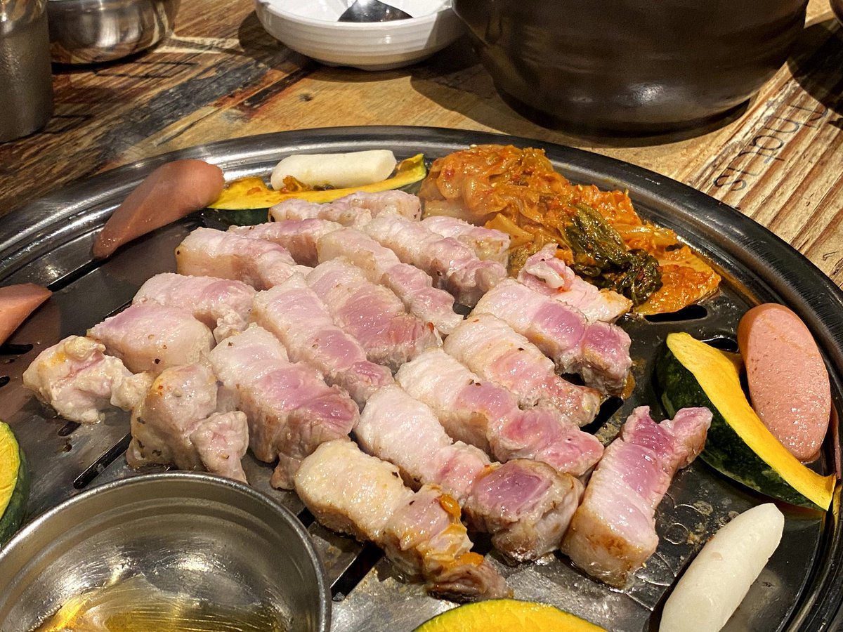 crew_value1's tweet photo. 鶴橋駅から徒歩90秒の
【韓国 焼肉山賊】
こちらのシェフは
韓国宮廷料理出身だそうです
大きなサムギョプサルを、
女性の店員さんが
ハサミで切りまくって焼きまくる
さらにサンチュの上に焼いたお肉、
タレや野菜やご飯などをのっけて
私の口へ放り込んでくれました https://t.co/2rEa2viuMs