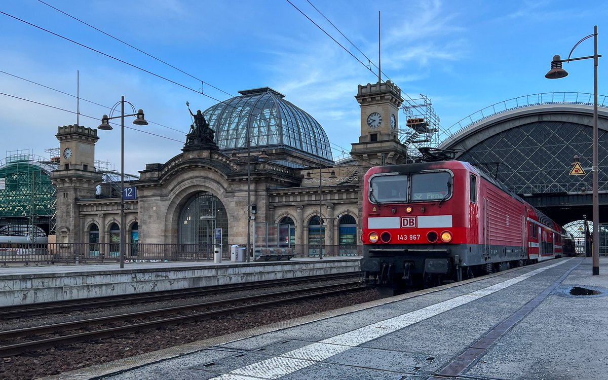 gleis3a's tweet photo. #Dresden Hbf mit #BR143 S-Bahn https://t.co/ZlI5VRBmEJ