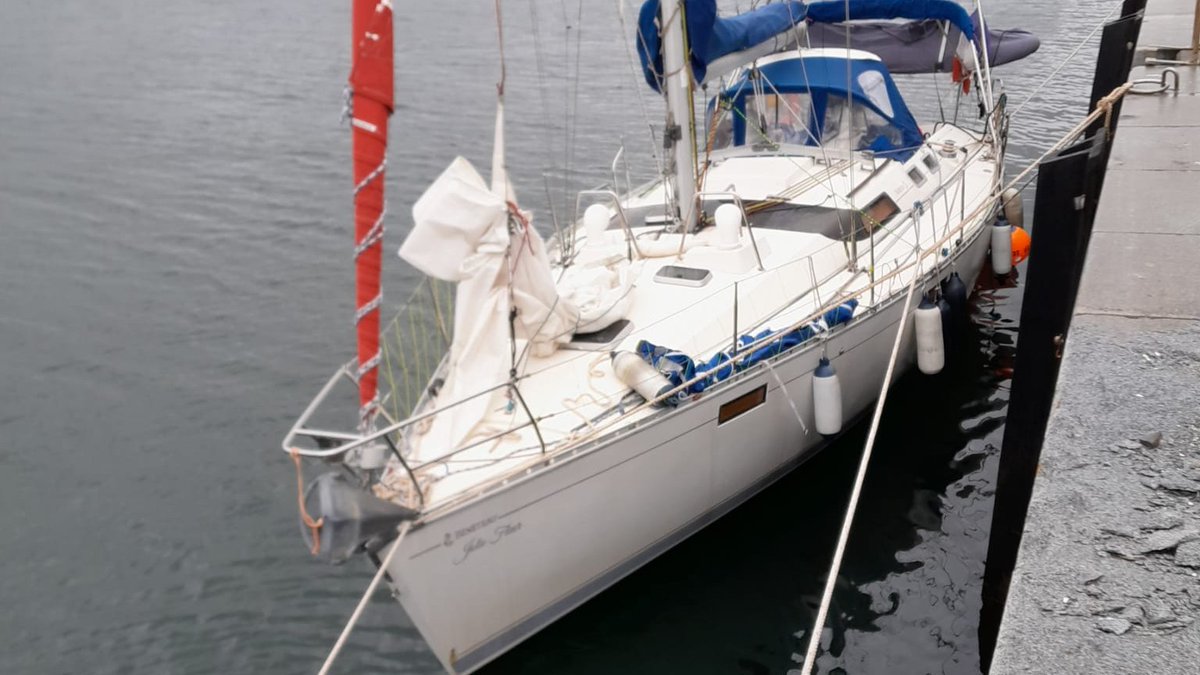 Este velero, llamado Jolie Fleur, y sus 4 ocupantes ya están a salvo. Se les enganchó un aparejo en el timón y habían quedado a la deriva a 6 millas de Cabo Finisterre, en mitad de la noche y con temporal. La Salvamar Altair los ha localizado y remolcado al puerto de #Camariñas.