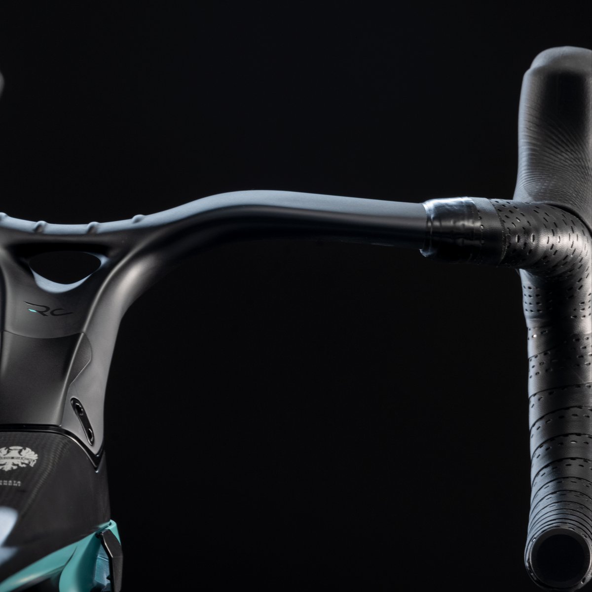 From where you rest your hands to where you sit, the Oltre RC uses pioneering, exclusive Reparto Corse components to send your ride into overdrive. 
👉 bit.ly/3v9Rofc 

#OltreRC #BianchiOltre #Oltre #BianchiRepartoCorse #RepartoCorse #Aerovolution #Bianchi #RideBianchi