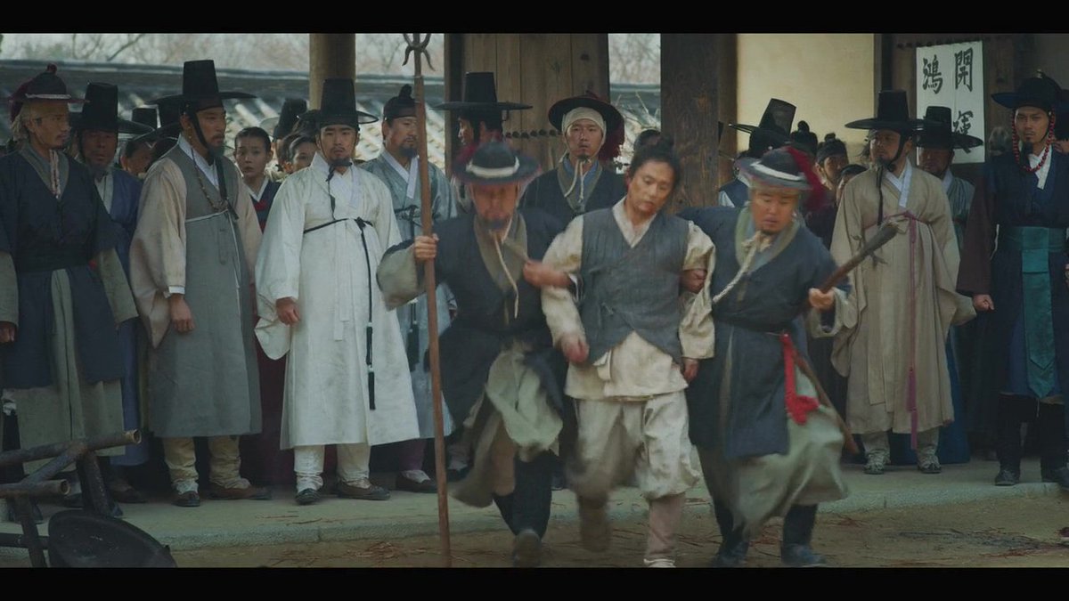 영신이 등장.