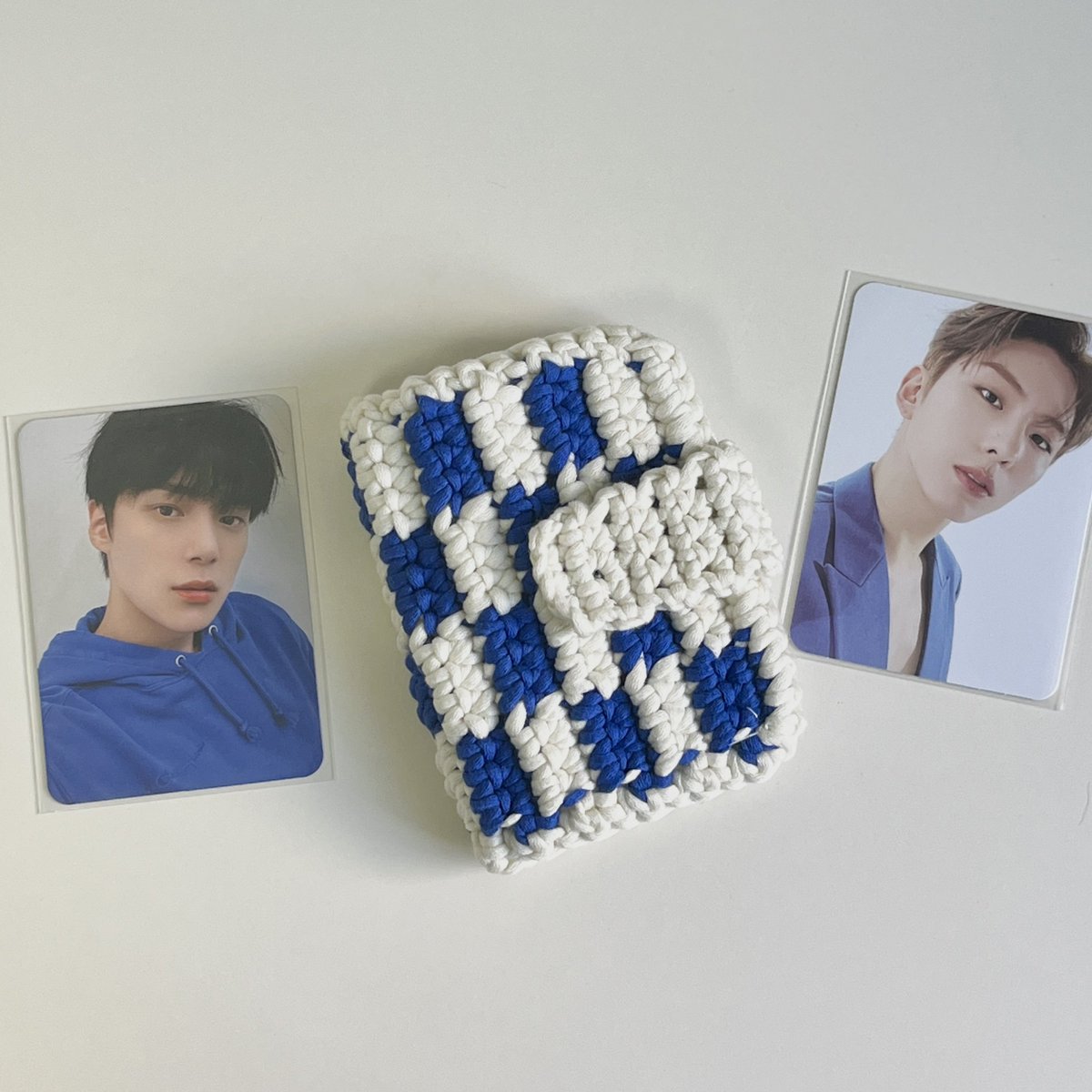 ddneg_knit's tweet photo. #RT 추첨 1분께 뜨개 콜북을 드립니다

💙체커보드 뜨개 콜북 7차 판매🤍
- 5가지 색상
- 포카 18장 수납 가능
- 네잎클로버 키링🍀

📍네잎클로버 키링 단독 구매 가능합니다
📍자세한 내용은 폼을 확인해주세요
📍문의는 DM으로 부탁드립니다

🗓1/2 00:00 ~ 1/6 23:59
🔗 https://t.co/8jMiDVRTCM https://t.co/A6aWtVSTUm