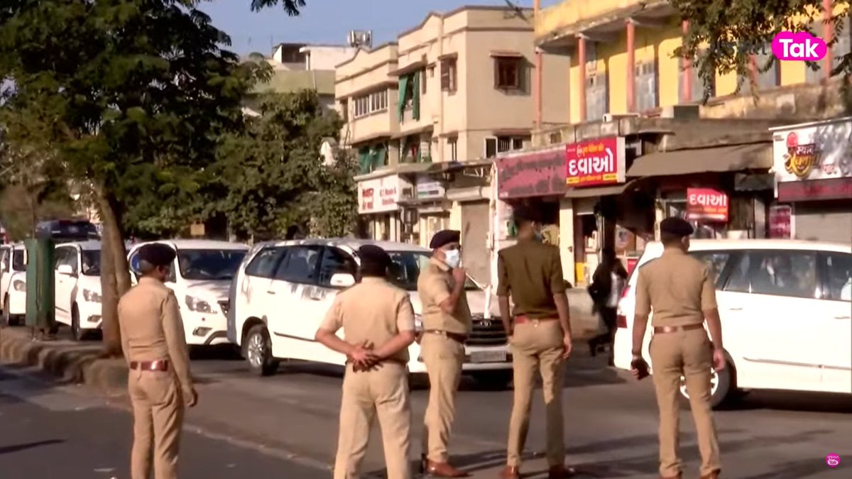 GujaratTak's tweet photo. પ્રધાનમંત્રી નરેન્દ્ર મોદી માતા હીરાબાની ખબર અંતર પૂછવા અમદાવાદની યુ.એન. હોસ્પિટલ ખાતે પહોંચ્યા

#Ahmedabad #PMModi #PMModiMotherHealthUpdate https://t.co/YFBkbSniSh