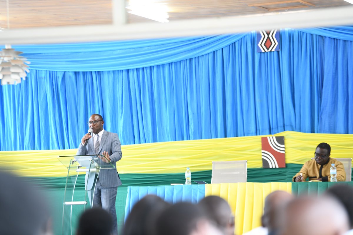RwandaLocalGov's tweet photo. I Karongi, muri uyu mwanya Minisitiri @JCMusabyimana arimo gukorana inama n’ubuyobozi bw’Intara y’Uburengerazuba, ubw’Uturere twa @KarongiDistr, @Nyamasheke na @RusiziDistrict n’Imirenge itugize ndetse n’abafatanyabikorwa, baraganira ku bufatanye mu iterambere ry’iyi ntara. https://t.co/x50vXp4V9K