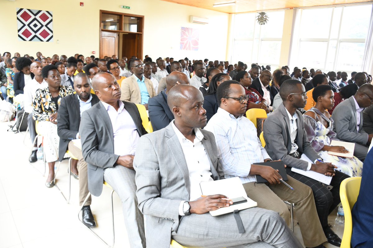 RwandaLocalGov's tweet photo. I Karongi, muri uyu mwanya Minisitiri @JCMusabyimana arimo gukorana inama n’ubuyobozi bw’Intara y’Uburengerazuba, ubw’Uturere twa @KarongiDistr, @Nyamasheke na @RusiziDistrict n’Imirenge itugize ndetse n’abafatanyabikorwa, baraganira ku bufatanye mu iterambere ry’iyi ntara. https://t.co/x50vXp4V9K