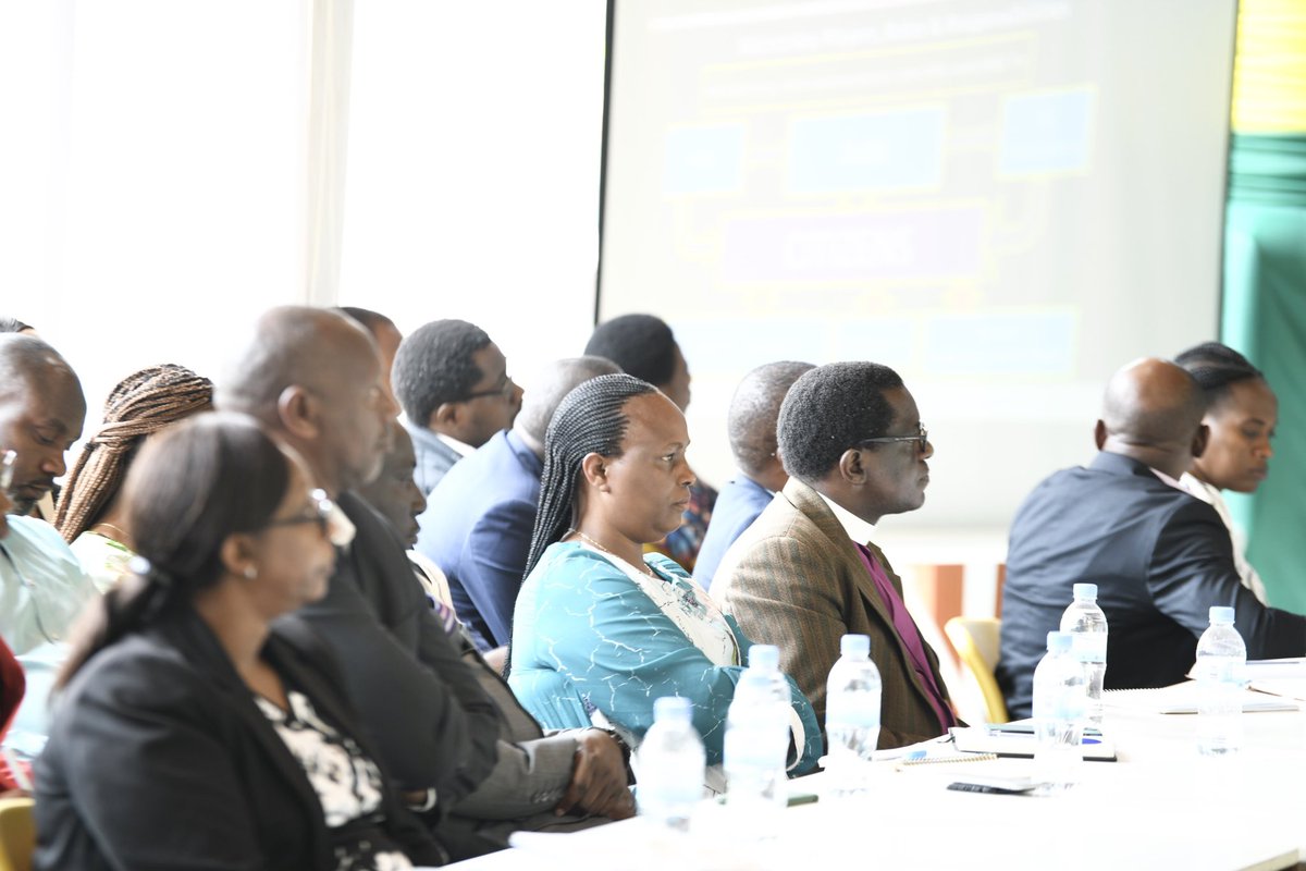 RwandaLocalGov's tweet photo. I Karongi, muri uyu mwanya Minisitiri @JCMusabyimana arimo gukorana inama n’ubuyobozi bw’Intara y’Uburengerazuba, ubw’Uturere twa @KarongiDistr, @Nyamasheke na @RusiziDistrict n’Imirenge itugize ndetse n’abafatanyabikorwa, baraganira ku bufatanye mu iterambere ry’iyi ntara. https://t.co/x50vXp4V9K