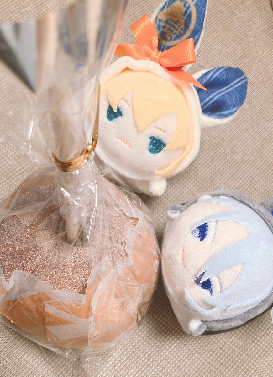 「今日の出先リンゴ飴のお店あるの思い出してまた買って来た。今回は店舗限定のカシスと」|みくに＠🍊のイラスト
