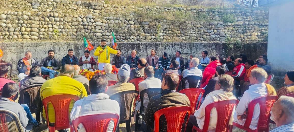 omikhajuria's tweet photo. #BJPJammuNorth जिला की #Nagrota विधानसभा के #Mathwar मंडल संगठनात्मक बैठक हुई,बैठक में मंडल के केयीं लोगो ने माननीय प्रधानमंत्री श्री @narendramodi जी की जनकल्याणकारी नीतियों से प्रभावित होकर भाजपा का दामन थामा
@JPNadda जी @blsanthosh जी @ImRavinderRaina जी @AshokKoul59 जी https://t.co/KPtfkrhFbE