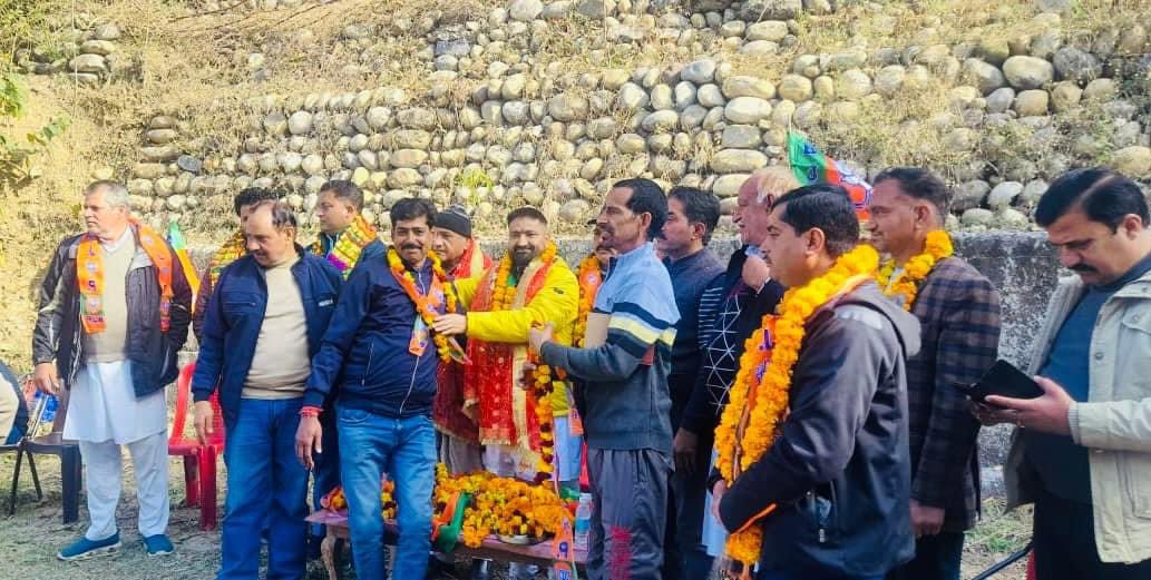 omikhajuria's tweet photo. #BJPJammuNorth जिला की #Nagrota विधानसभा के #Mathwar मंडल संगठनात्मक बैठक हुई,बैठक में मंडल के केयीं लोगो ने माननीय प्रधानमंत्री श्री @narendramodi जी की जनकल्याणकारी नीतियों से प्रभावित होकर भाजपा का दामन थामा
@JPNadda जी @blsanthosh जी @ImRavinderRaina जी @AshokKoul59 जी https://t.co/KPtfkrhFbE
