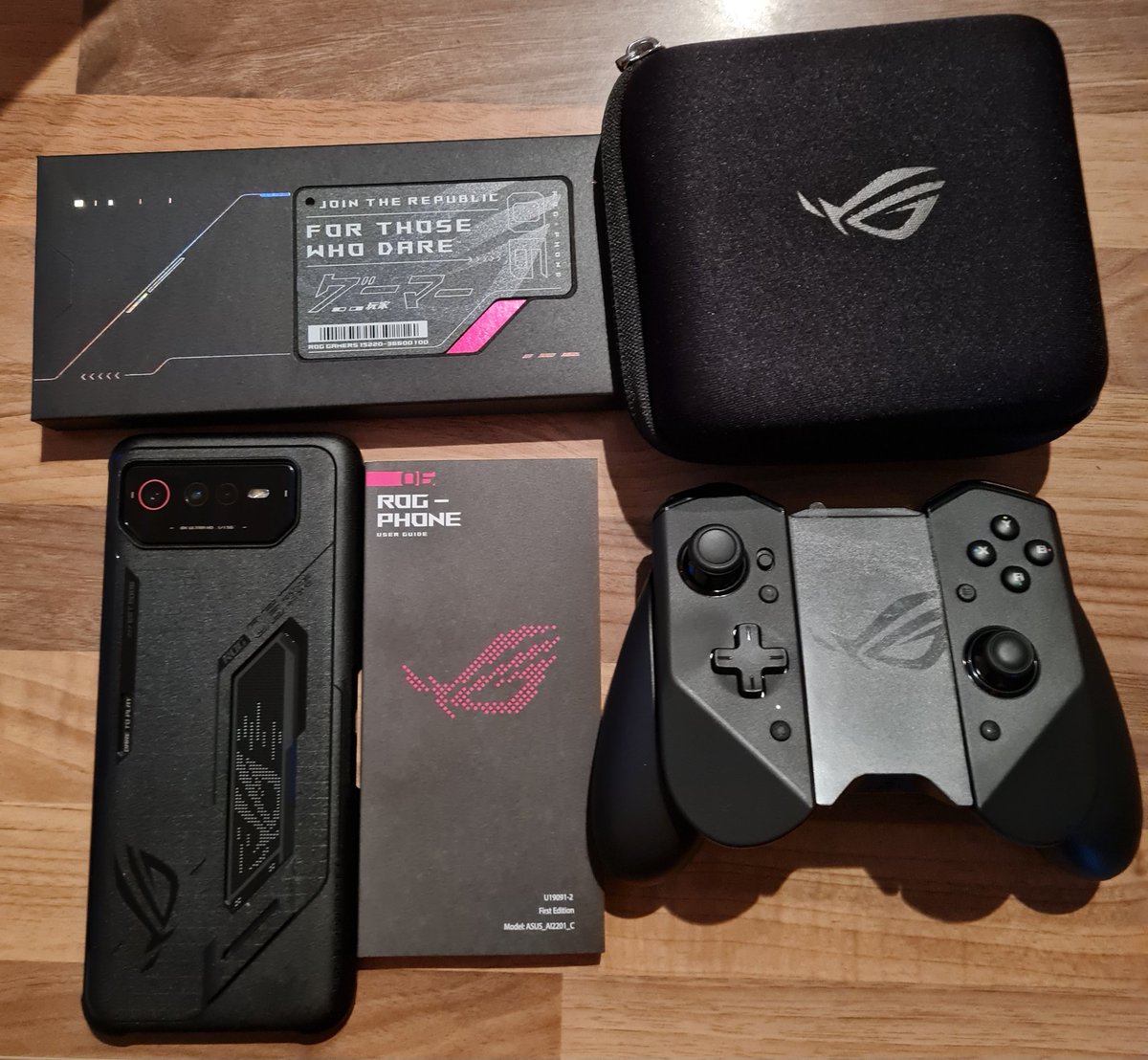 Biest_er's tweet photo. 🤩 Look what just arrived 🤩

💯Prepared for #web3mobilegaming with #asusrog6 + #kunai3gamepad https://t.co/lL8q2dFOcj