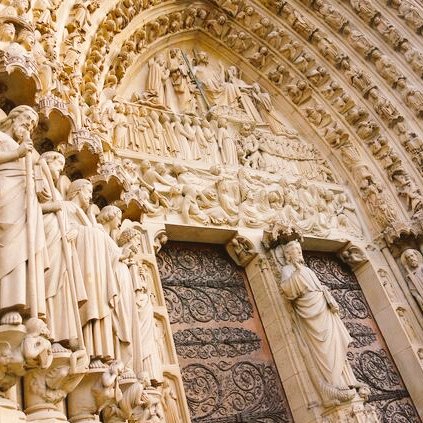 Bash_Mimar's tweet photo. .
#تاريخ_العمارة

العمارة القوطية: ويطلق عليها Opus Francigenum "العمل الفرنسي" تشكلت في فرنسا بين القرن 14th-10thم (متأثرة بالعمارة الإسلامية) من أبرز معالمها:
-ارتبطت عامة بالكنائس والكاتدرائيات
-عقود مدببة
-أقبية ضلعية
-دعامات طائرة

من أشهر أمثلتها كاتدرائية نوتردام بباريس https://t.co/0zvqDUyKsr