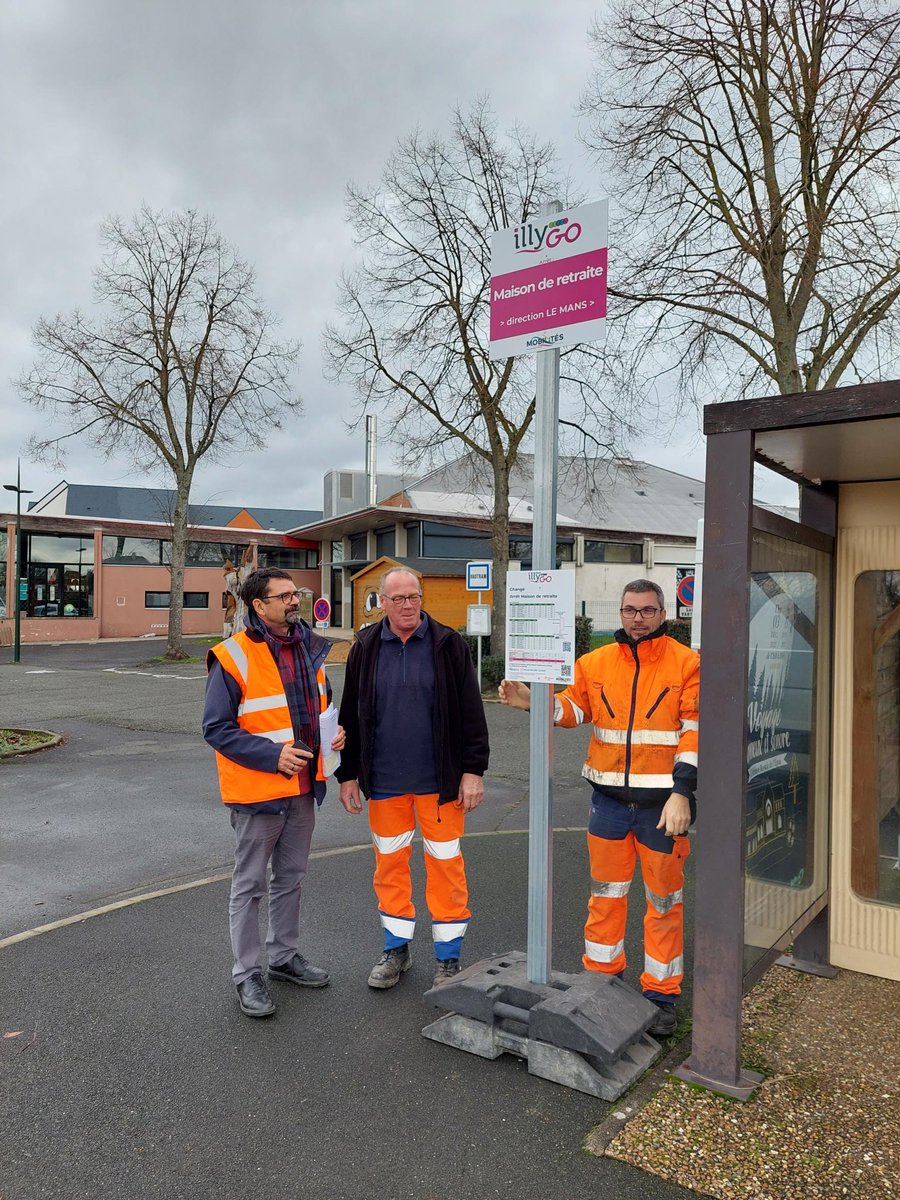 Lancement d’IllyGo le 2 janvier. Installation des poteaux d’arrêt aujourd’hui avec l’équipe technique du Sud-Est Manceau.
<a href="/PaysduMans/">Pays du Mans</a> @sudestmanceau <a href="/transdevFR/">Transdev France</a>  <a href="/rouanetn/">nicolas rouanet</a>
