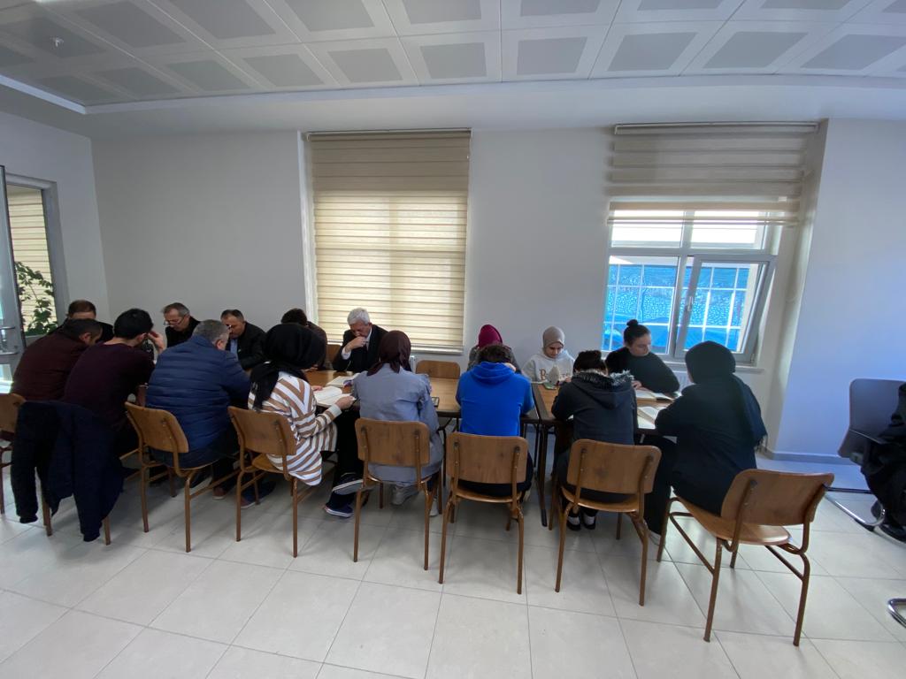 📍Emet Yurt Müdürlüğü 

Emet Kaymakamı Hasan Çiçek ve İlçe Kurum Amirleri öğrencilerimizle biraraya gelerek yurdumuzda kitap okuma etkinliği gerçekleştirdiler.