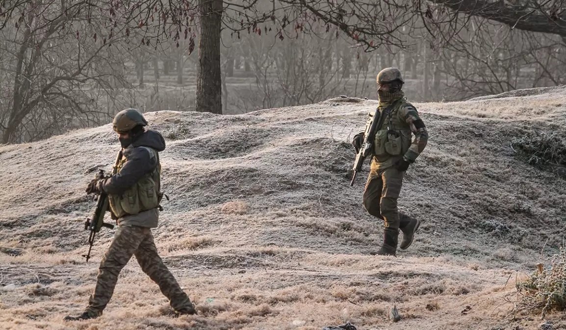 TheYouthPlus's tweet photo. #InVisuals : #IndianArmy Special Forces along with army dogs participated in an encounter in #Sidhra area where 4 terrorists were killed.
#TYPNews https://t.co/5GApIKm4E4