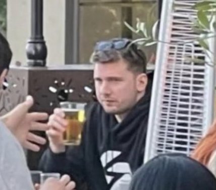 NBAdabad's tweet image. Luka Doncic é avistado bebendo e fumando narguile em plena manhã de quarta-feira:

"Fim de ano e já trabalhei demais nessa semana."