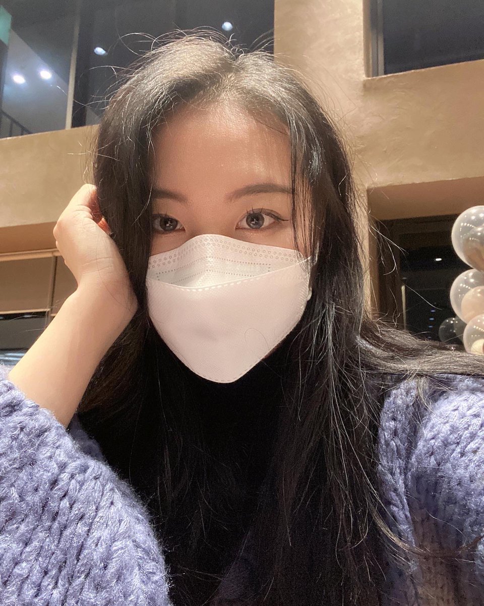 yeoyeun's tweet photo. 트위터엔 뭐써야하는지 아직 감은 안잡히지만...
잠이 안와서 연말인사나 해보려구요 ㅎㅎ
2022 잘가 2023 안뇽 
다들 고생 많으셨어욥🫶🏻
이런 느낌이 아닌가
어이 거기 당신 고생많았다! 이런느낌잉가 https://t.co/tF6afr5TVw