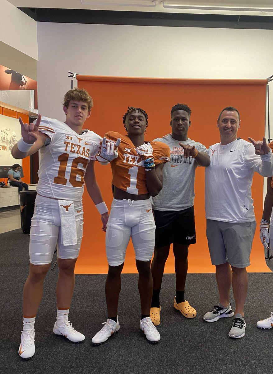 4th_and_5's tweet photo. 4th and 5 is back to break down the 2023 recruiting class. How did Texas' highest-rated class since 2010 address its actual needs?

Then they preview the match-up vs Washington in the Alamo Bowl. What to look out for and keys to winning the game #HookEm

https://t.co/XUfZPBIJBZ https://t.co/nbnWvaBGkX