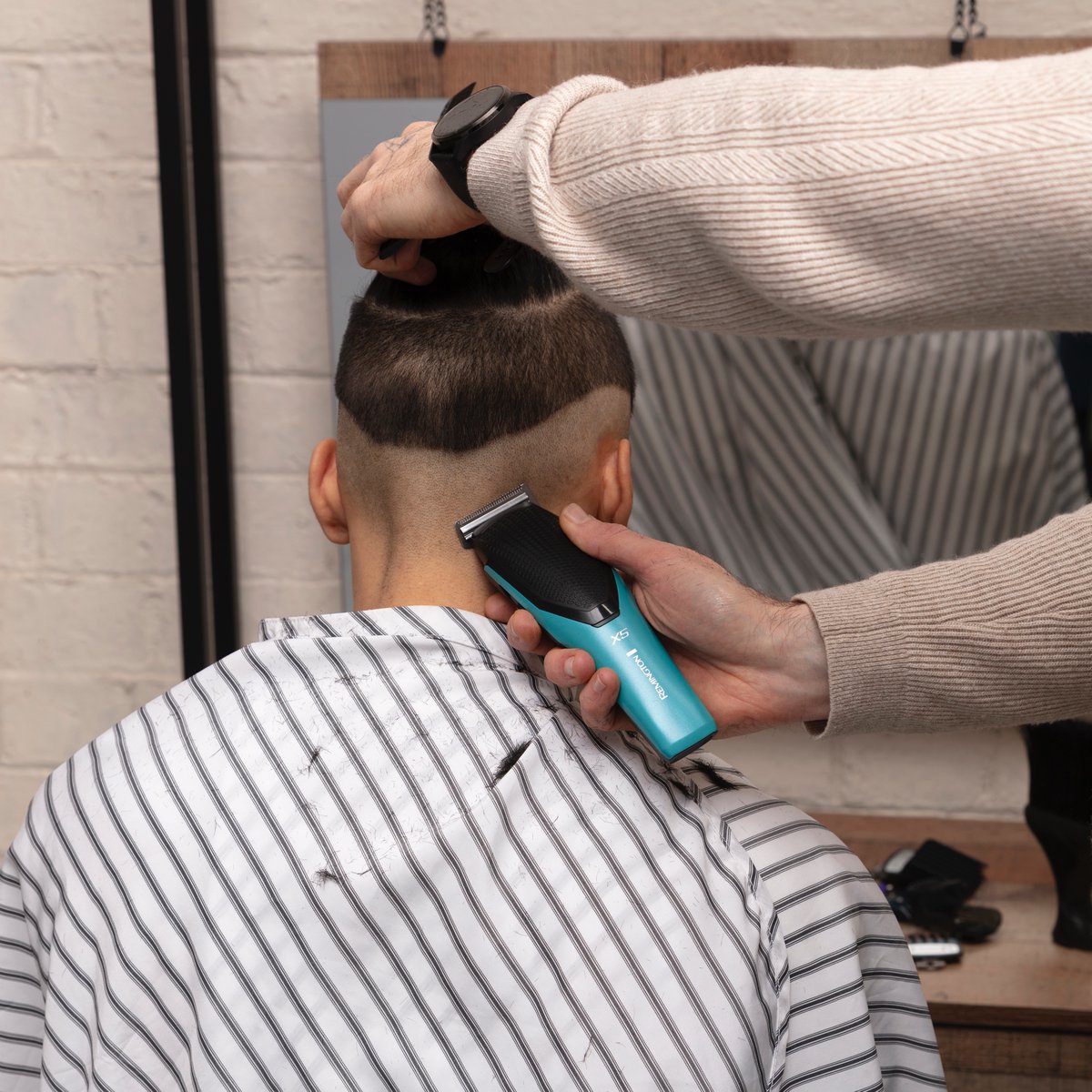 Entretenez votre coupe man bun avec la tondeuse cheveux Power-X-Series.  Son moteur ultra-puissant vous offre une performance de coupe 3 fois plus rapide*.

*Vs une tondeuse cheveux standard Remington