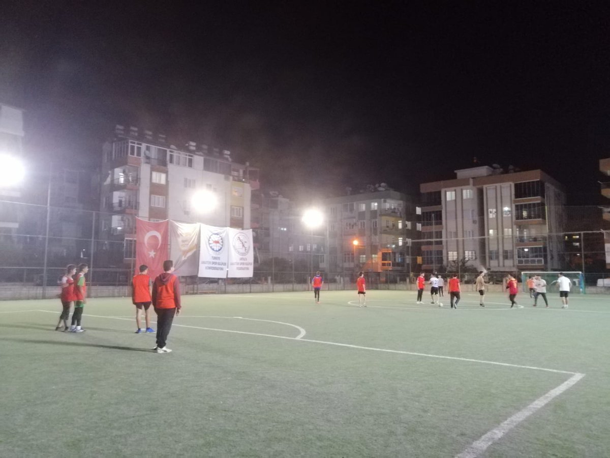 genchareket07's tweet photo. Nurullah Bilgili kardeşimizin Antalya Anadolu İmam Hatip Lisesi nde yaptığı haftalık sohbetlerine katılan gençlere halı saha maçı etkinliği düzenleyerek kardeşliğimizi pekiştirdik,gençlere ikramlarda bulunduk.
Allah'a ve Rasulüne gönülden bağlı bir gençlik için
@genchareket07 https://t.co/LlfQkOqZCZ