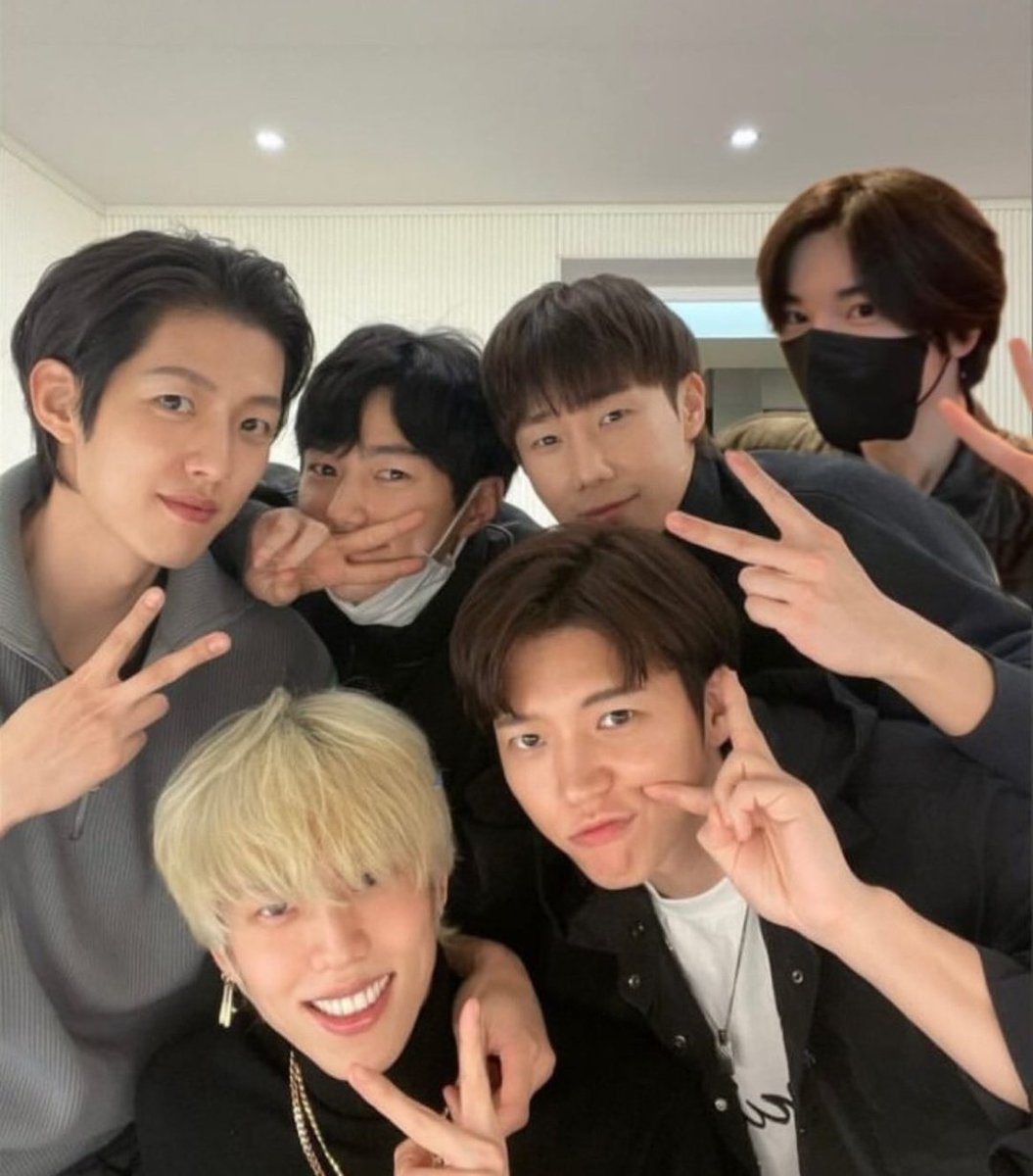 xium_ka's tweet photo. вы видели это?? видели??? инфинит снова вместе 😍😍😍 https://t.co/lF7kRPM30r