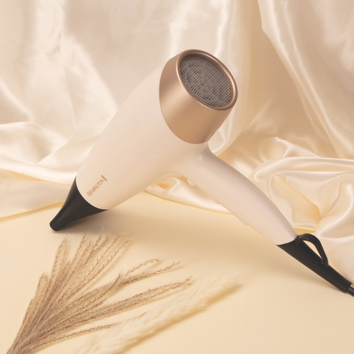 Découvrez notre toute dernière collection Shea Soft !
De micro-conditionneurs infusés à l'huile de karité se diffusent pendant que vous séchez, lissez ou bouclez vos cheveux pour les rendre doux et magnifiques !