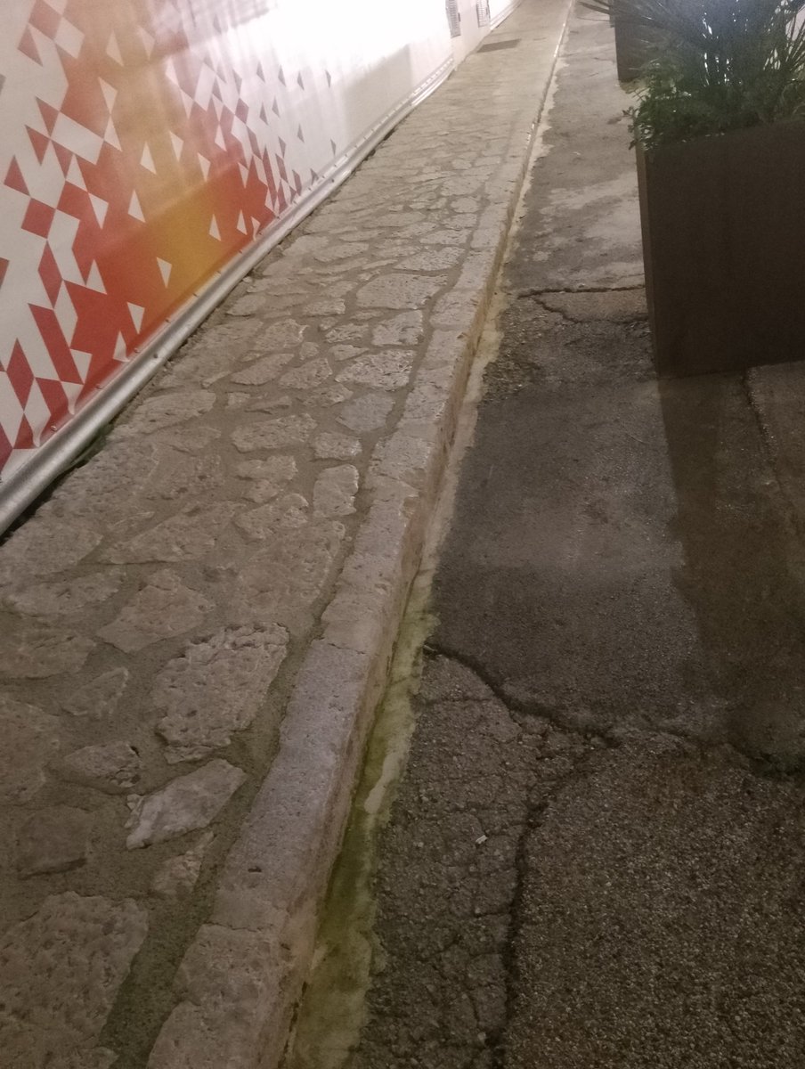 imayolv's tweet photo. Calles estrechas y con barreras arquitectónicas que impiden el paso a personas con movilidad reducida.

#ShareDiversitas
#diversidaduoc https://t.co/FtGpc7s0wH