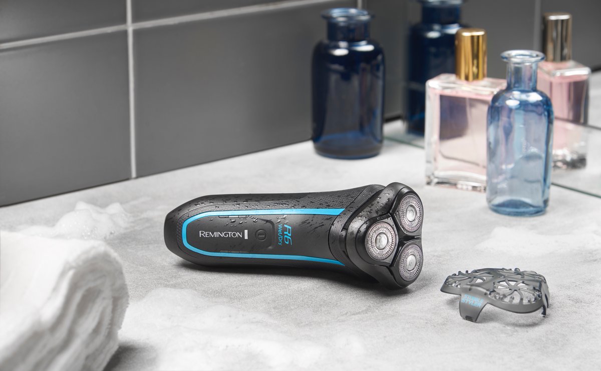 Fixez le guide coupe sur la tête du rasoir Styles Series Aqua et entretenez facilement une barbe de 3 jours.
100% étanche pour un nettoyage rapide.