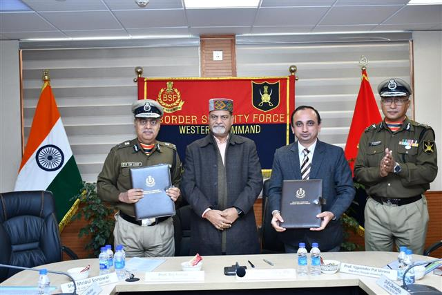 NaveenRotela's tweet photo. BSF, Punjab University sign MoU for academic collaboration in sports sciences, services. The MoU was signed by PV Rama Sastry, IPS,  (ADGP) on the behalf of BSF and Prof Yajvender Pal Verma, Registrar (PU) #SPEC #BSF #DutyBeyondBorders @ndtv @aajtak 
#TejRan #BB16 #ShivThakare https://t.co/Qatg3E2nU4