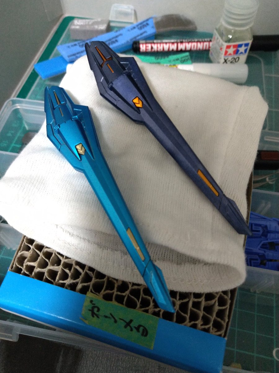 gunpla_akio's tweet photo. 普通に素組にトップコート予定やったのに、フレーム塗りだしたらファンネルも塗りたくなってしまい、、、
2色を4本ずつ、もちろんガンマカ塗装

ストフリだもの武器とフレームはド派手に行こう

次回のGMASコンペには間に合うか！？

#ガンプラ 
#次回のGMASコンペ目�� https://t.co/KNuIzuuMfw