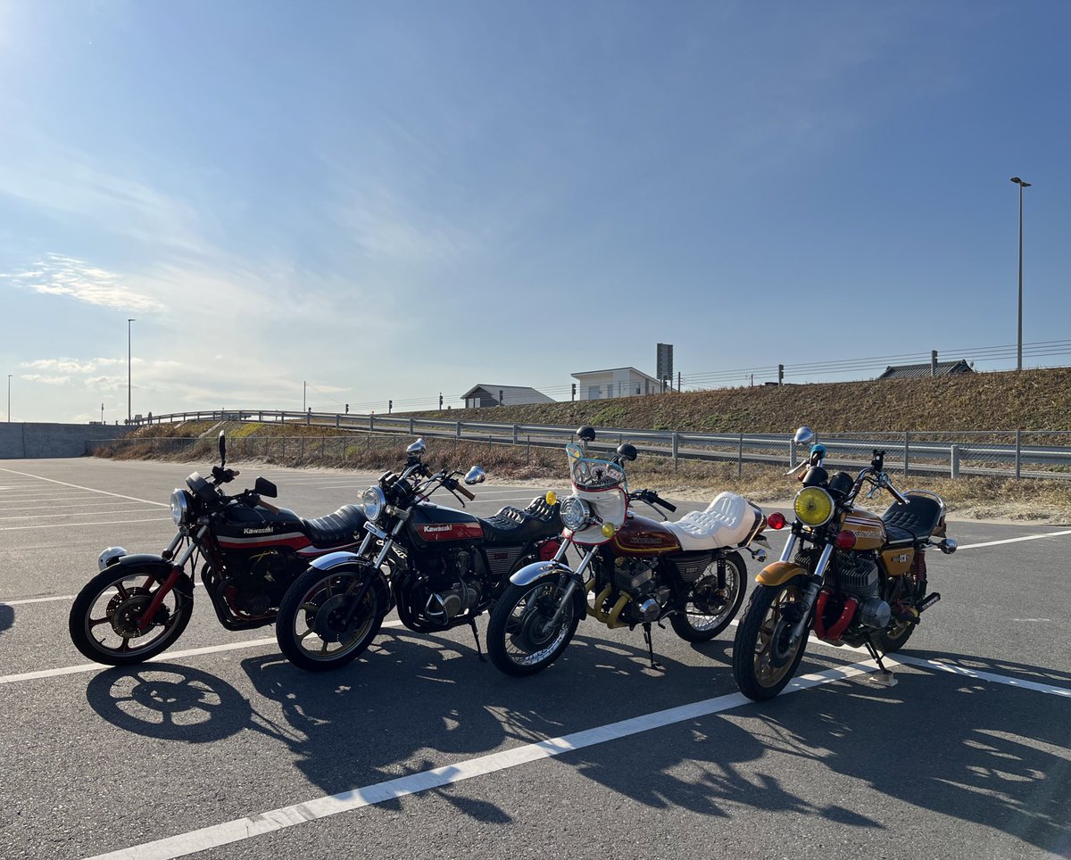 2334gtst's tweet photo. 走り納めツーリング！
新しいシート👍
もう少しアンコを抜きたかったけど腰のため断念ら、
白シートも作ってもらうことになりました！
かっこよくなった！
#750ss #KH400 #Z400FX #Z400GP https://t.co/7ZleVhXv6p
