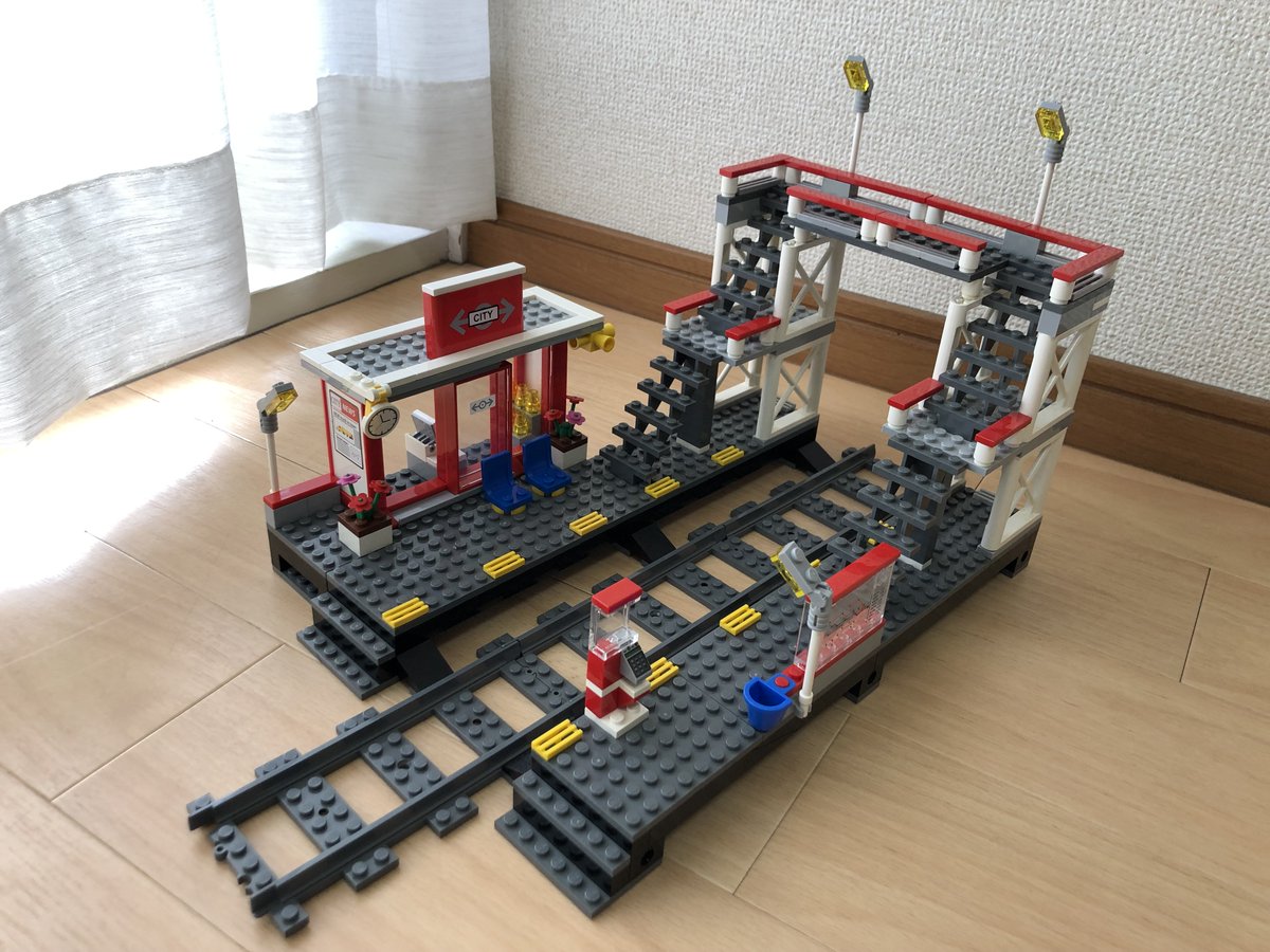 jun_lego2020's tweet photo. ■7937 ステーション
こないだのJRのスタンプラリーで、
駅員さんのフィグゲットしてたけど、使い道～って思ってたら、
そういえば、駅だけ持ってたことを思いだして組み立て。
中古なのでいくつかパーツ足りないけど、
違和感なく組めたかと。

#LEGO7937
#LEGO
#レゴ 
#こばやしとレゴ
#積みLEGO https://t.co/XiFhLOhalY