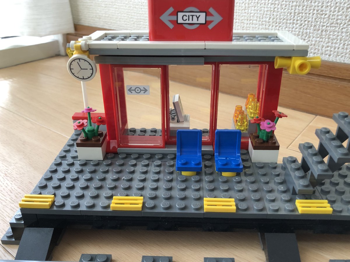 jun_lego2020's tweet photo. ■7937 ステーション
こないだのJRのスタンプラリーで、
駅員さんのフィグゲットしてたけど、使い道～って思ってたら、
そういえば、駅だけ持ってたことを思いだして組み立て。
中古なのでいくつかパーツ足りないけど、
違和感なく組めたかと。

#LEGO7937
#LEGO
#レゴ 
#こばやしとレゴ
#積みLEGO https://t.co/XiFhLOhalY