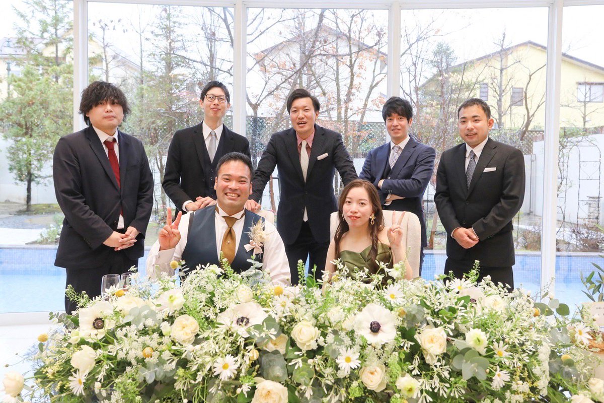 teamkiraboshi's tweet photo. 【2022年最後の綺羅星】
12月11日に遠藤の結婚式がありました！
投稿は披露宴での新郎新婦及び綺羅星一期生の記念撮影です。
笑いあり、涙あり、素晴らしい1日となりました。

社会情勢の影響で、人と会うのが難しい日々が続く中、メンバーの新たな門出をお祝いでき、目頭が熱くなりました。 https://t.co/EaFxhWNwo3