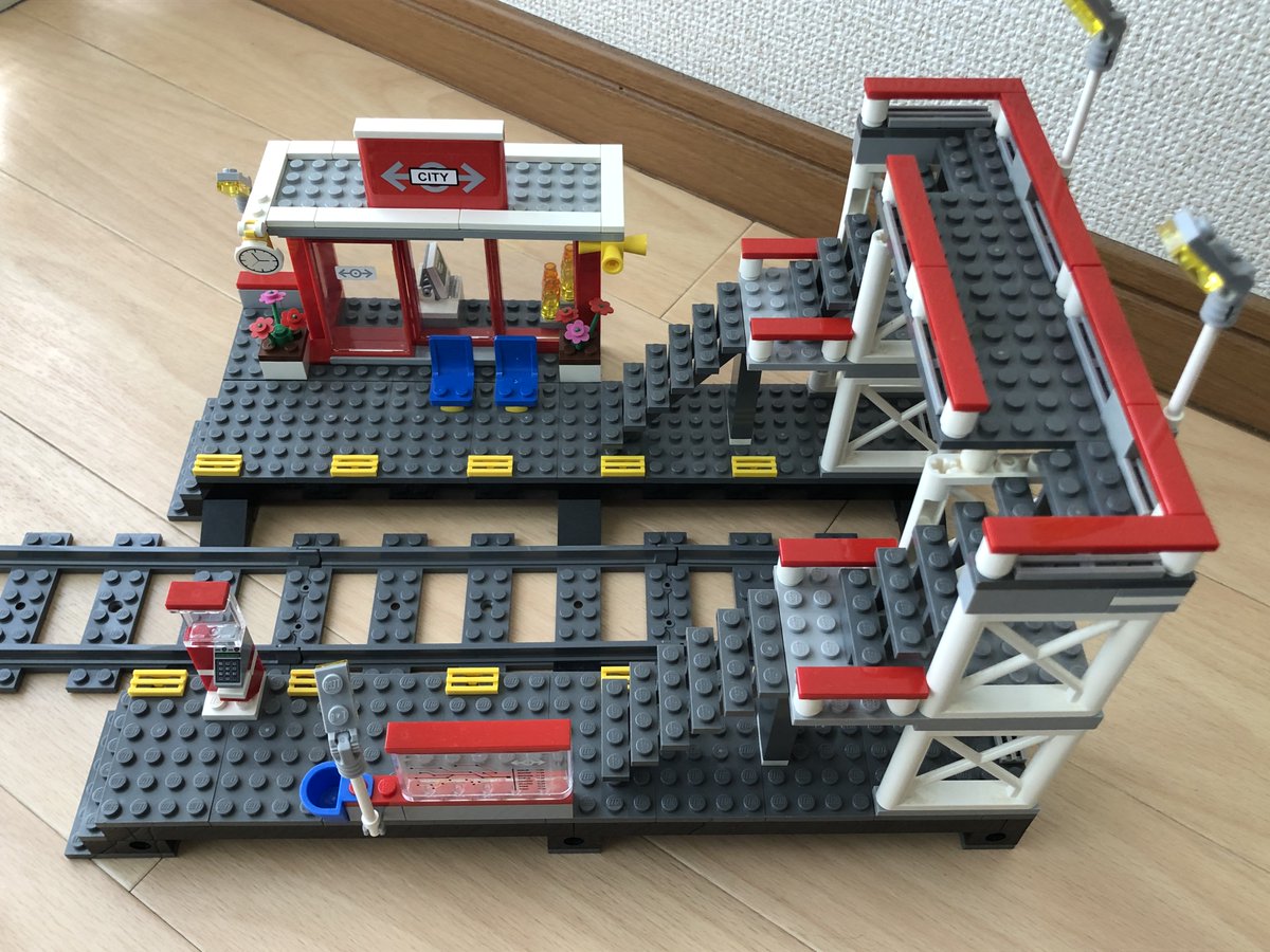 jun_lego2020's tweet photo. ■7937 ステーション
こないだのJRのスタンプラリーで、
駅員さんのフィグゲットしてたけど、使い道～って思ってたら、
そういえば、駅だけ持ってたことを思いだして組み立て。
中古なのでいくつかパーツ足りないけど、
違和感なく組めたかと。

#LEGO7937
#LEGO
#レゴ 
#こばやしとレゴ
#積みLEGO https://t.co/XiFhLOhalY