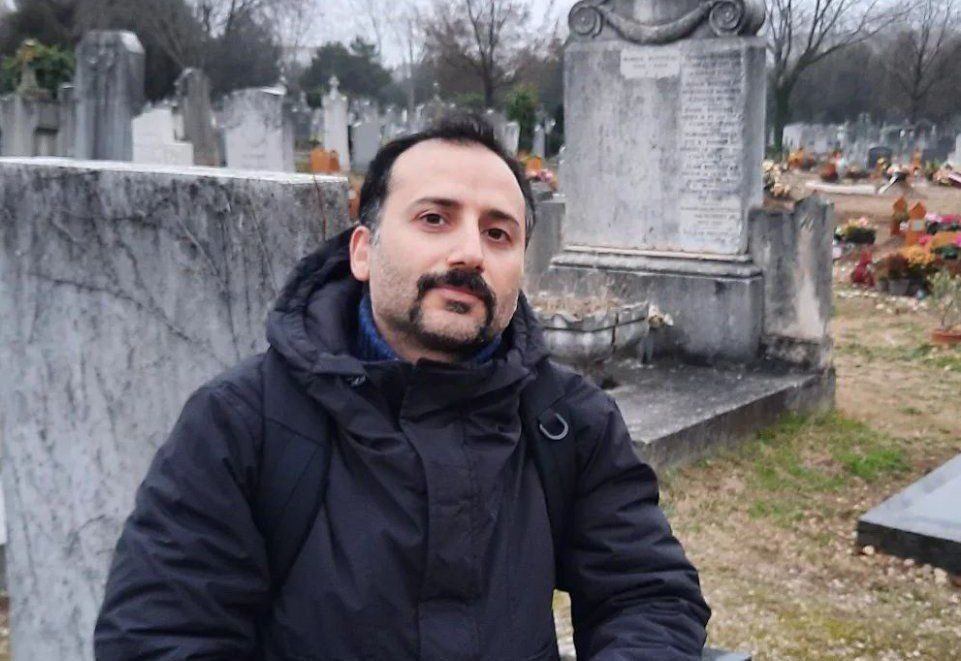 hermatilda_'s tweet photo. “It is not like we Iranians abroad are sitting in prosperity while our compatriots are being slaughtered.” #MohammadMoradi left this last sentence to the audience while delivering his message
#MahsaAmini https://t.co/AjEqX44GFs