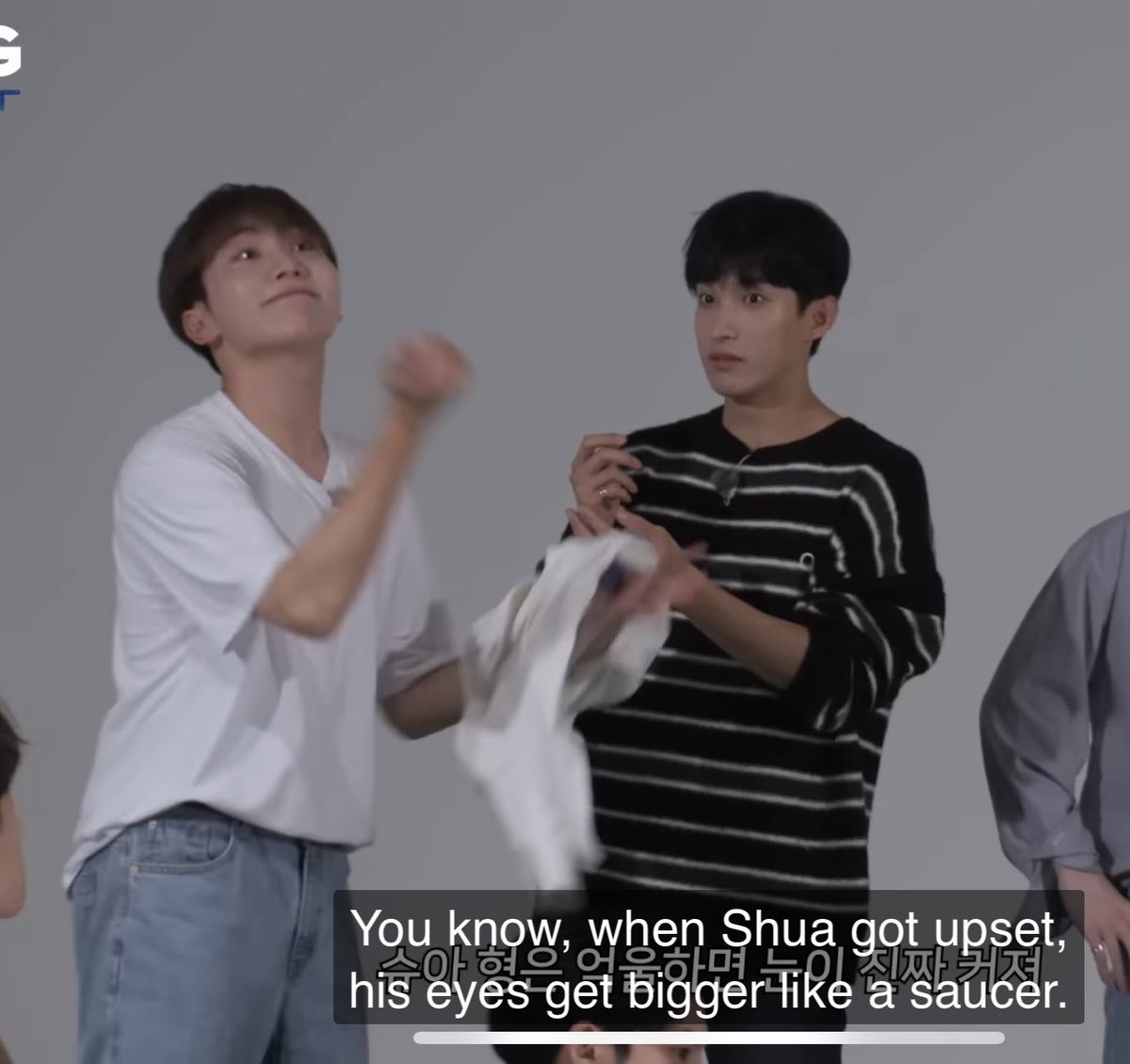joshujihanwonu's tweet photo. seungkwan: "when shua hyung gets upset his eyes get bigger like a saucer"

OK NOW WE GOT A VISUAL REPRESENTATION OF JOSHUA'S "SAUCER" EYES 😂😂😂 https://t.co/9elklp9Kdp