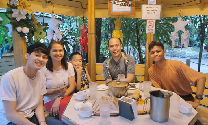 dreammakermacky's tweet photo. [REPOST FROM MACKY NATION FACEBOOK GROUP •122822•]

MACKY's quality time with his family during their Christmas break 🤘🏼❤️

#DreamMaker_MACKY
#DreamChaser_MACKY
#MACKY
#MotiVators https://t.co/xoolAuOxC2