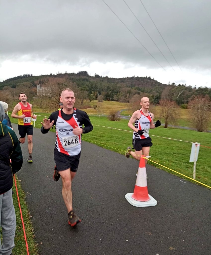 RoadRunnersAC's tweet photo. What a day in Castlewellan with our friends @NewcastleAC - is the #ChristmasCracker the best event of the year? 🏃🏃‍♀️🎅🦌🎄⛰️🚀

Why do the pints in @CastlewellanGAC taste so good?🍻🥂 

We will be back next year to do it all again! #RoadRunnetsAC #NIRunning #Running @AthleticsNI https://t.co/SmP3sISxrK