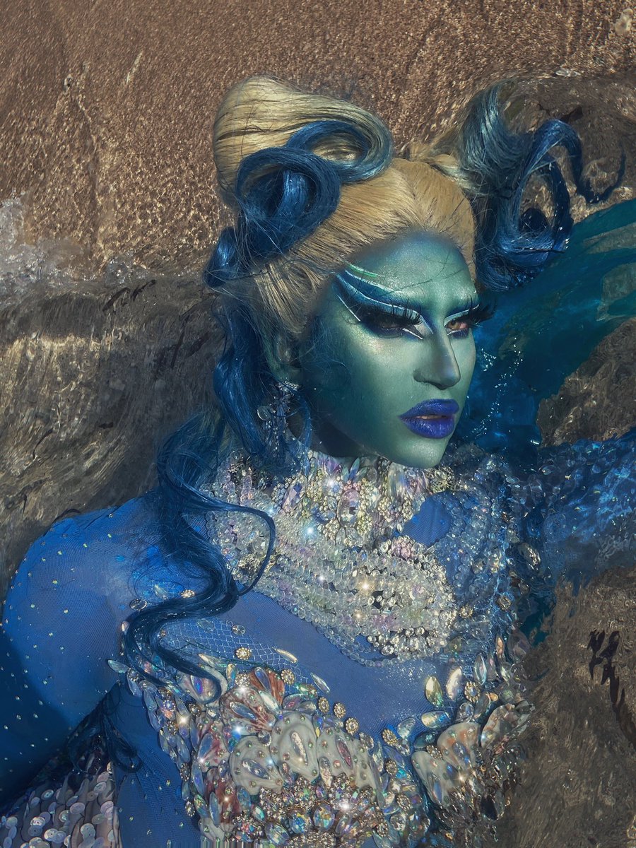 shewarmarise's tweet photo. SIROKOY🌊 sirena sa umaga syokoy sa gabi 💙 giving you a "real" transformation🧠 not one but two folklore in one runway challenge🧜♀️🧜♂️
#dragdenph #PrimeVideo #shewarma https://t.co/93JGWvMGkh