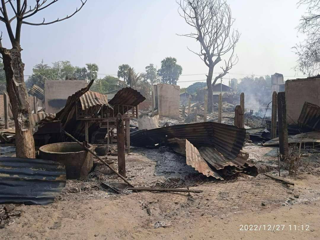 ezl_969's tweet photo. As of Dec 26, junta soldiers burnt down about 700 residential properties in Kyi and Hpayarhtut villages, Debayin tsp, Sagaing division where the juntas attempted to assassinate Daw Aung San Suu Kyi. #2022Dec28Coup  #WarCrimesOfJunta  #WhatsHappeningInMyanmar https://t.co/StP4qH6nuq