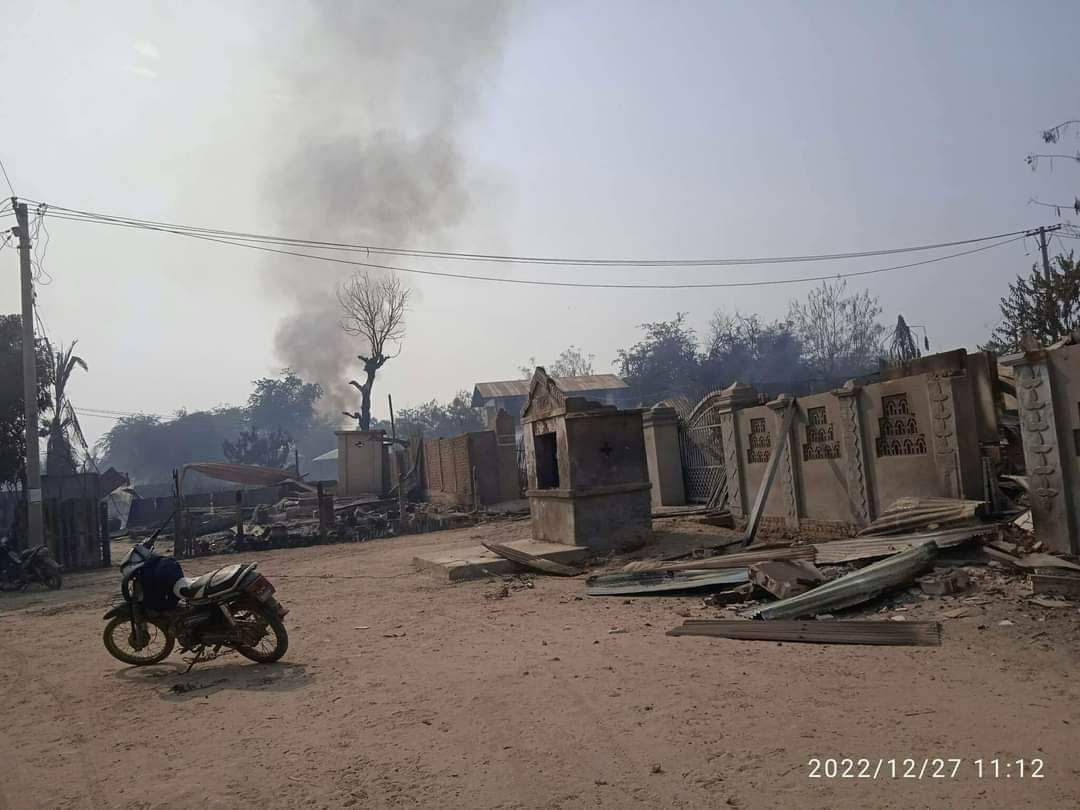 ezl_969's tweet photo. As of Dec 26, junta soldiers burnt down about 700 residential properties in Kyi and Hpayarhtut villages, Debayin tsp, Sagaing division where the juntas attempted to assassinate Daw Aung San Suu Kyi. #2022Dec28Coup  #WarCrimesOfJunta  #WhatsHappeningInMyanmar https://t.co/StP4qH6nuq