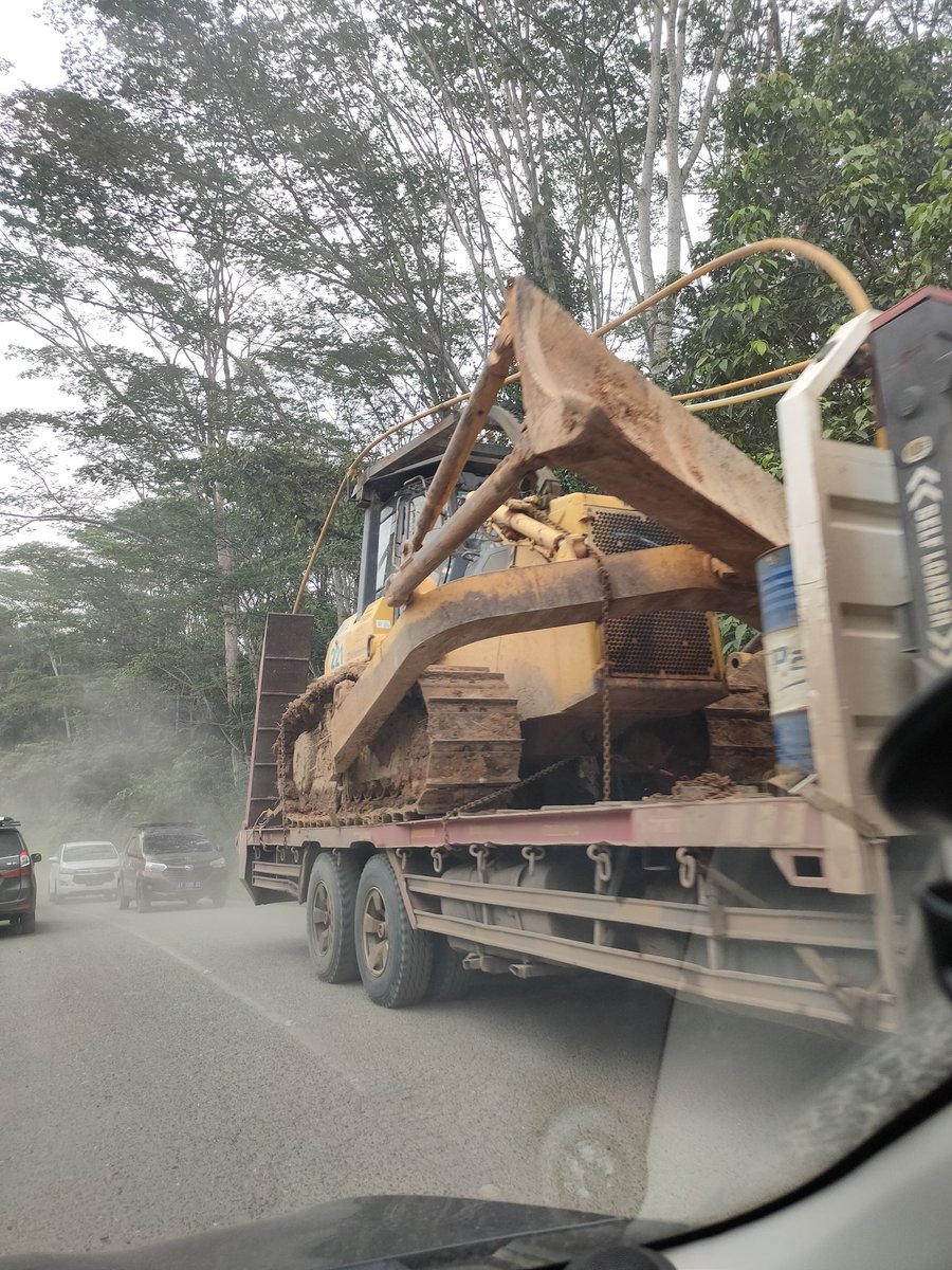 dickysinaga's tweet photo. Perusahaan di Kukar pas tau ada jalan baru diaspal 🤫 https://t.co/tYXjd1wHKP