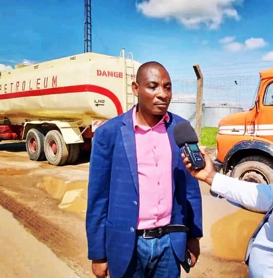 ⛽ Sur la pénurie de #carburant, le DG de la <a href="/Regideso_bdi/">REGIDESO Burundi</a> tranquillise, ce 28/12/2022: "Plus de 40 camions citernes d'#essence (+8 millions de litres) sont en route via la frontière #Kobero. Les files à la pompe s'estomperont dès demain"  facebook.com/10008814660949…

#Burundi