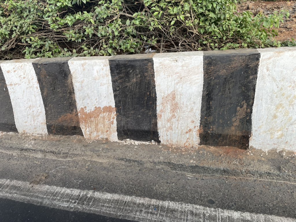 amitdalvi255's tweet photo. Entire WE highway footpaths and road dividers were recently painted. See how commuters chewing पान/गूठका have repainted it. 
@Dev_Fadnavis @CMOMaharashtra @mybmc https://t.co/bwKBmqAcVK
