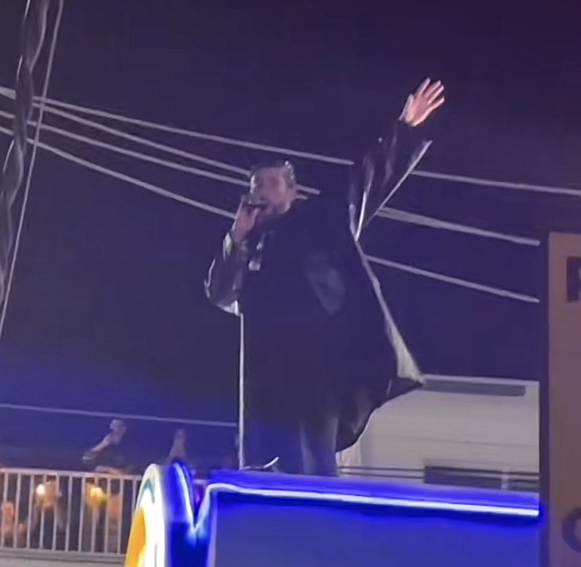 No puedo creer que ayer Bad Bunny y Arcangel dieron un mini concierto gratiiiiis encima de una gasolinera en la calle Loiza jajajaj los favoritos de Dios 🔥😈