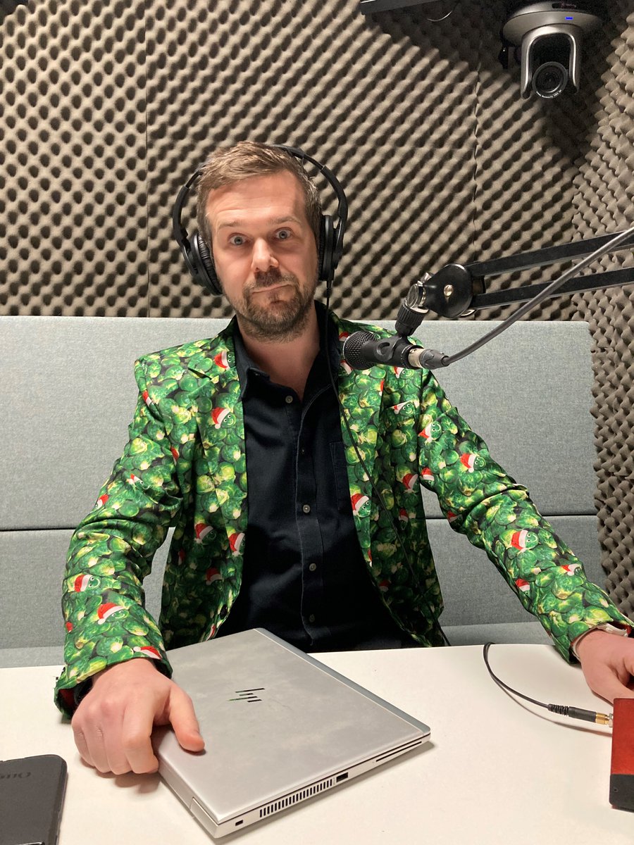 Our final podcast of 2022 is out - and its a festive special!🎉

I sit down with <a href="/theipaper/">The i Paper</a>'s editor in chief <a href="/olyduff/">Oly Duff</a> to go behind the scenes on the biggest news stories this year. (Yes that is indeed a Brussel sprouts jacket)

Listen here🎧: inews.co.uk/news/i-podcast…