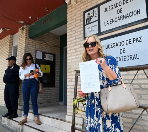 nanduti's tweet photo. #AHORA No hubo conciliación entre la periodista @menchibarriocan y el presidente de Asucop, Juan Vera. 

Con gritos y pancartas, diversos sectores acudieron hasta Tribunales a amedrentar a la comunicadora. #1020AM https://t.co/c54ZneXYun