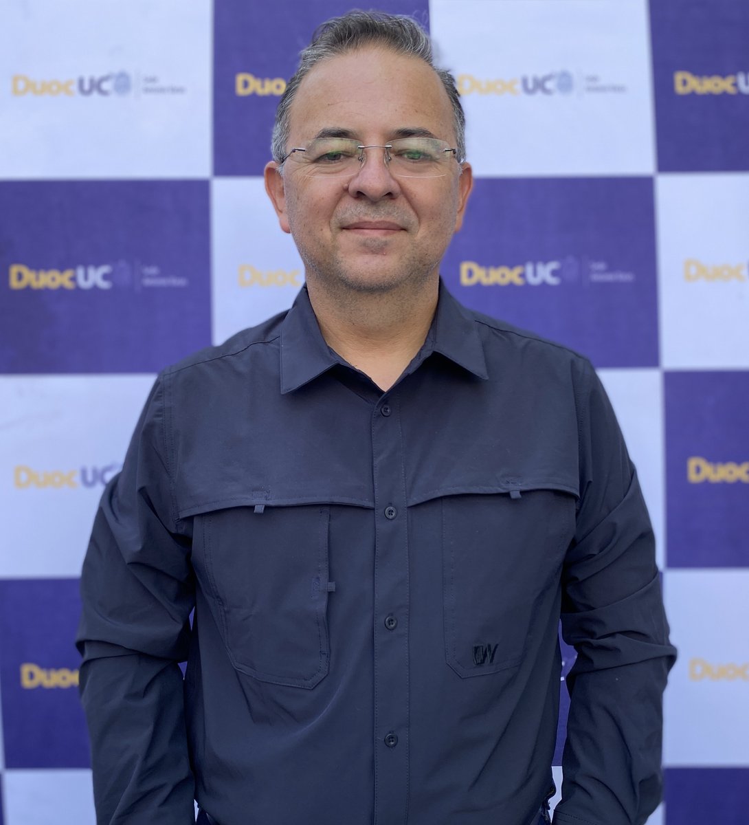 Miguel Mena, de <a href="/DuocUC/">Duoc UC</a>, describe las características de las plataformas elevadoras y sus usos en el rubro logístico. Lea esta entrevista en bit.ly/3GpLRYA