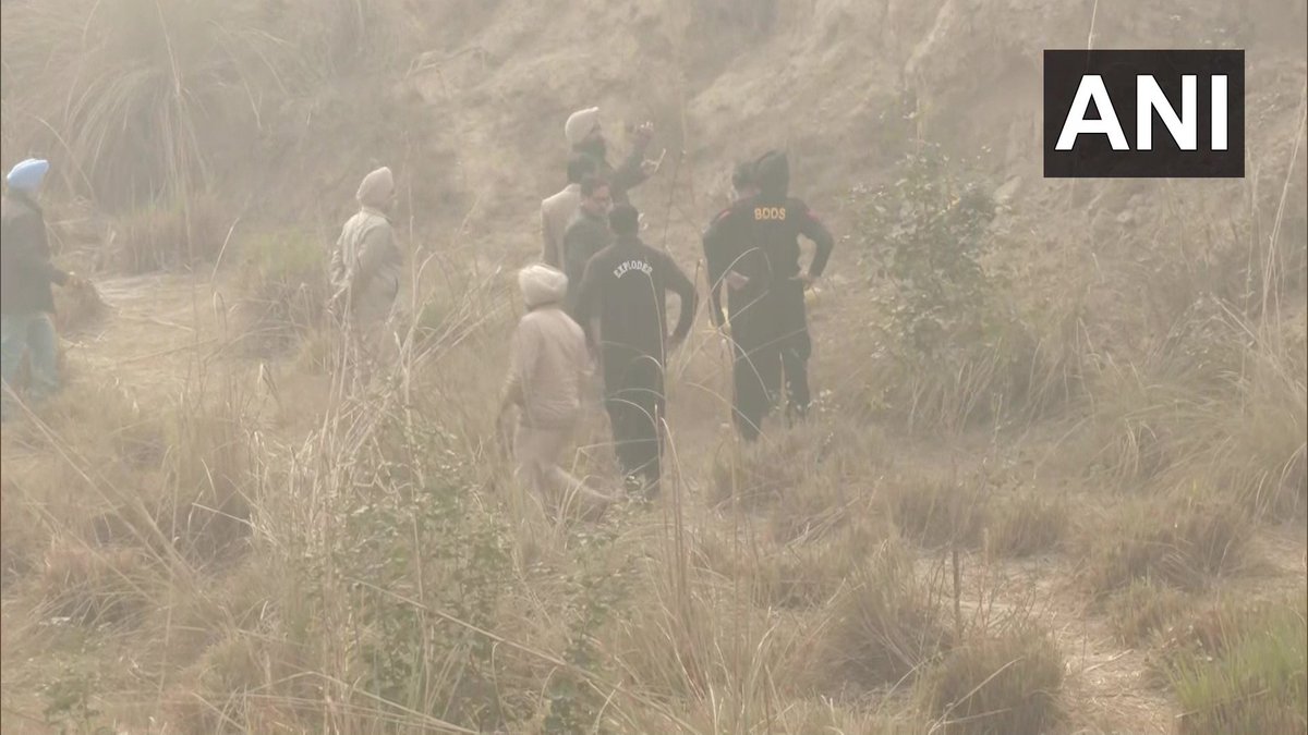 EconomicTimes's tweet photo. Tarn Taran, #Punjab | #BombDisposalSquad today neutralised a live rocket-propelled grenade which was recovered from three persons in the Sarhali police station #RPGAttack case
🛰️Catch the day's latest news and updates ➠ https://t.co/FlhRXci0Z5 https://t.co/ncLwRrhtqU