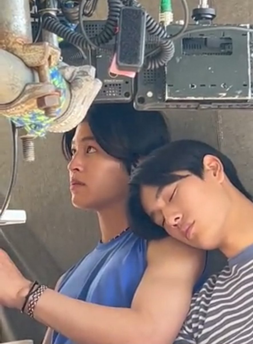 naravitaminz's tweet photo. another episode of pond spoiling baby phuwin, nlmg behind the scene edition♡

"he's normally calm and quite but sometimes wants to play with me. i always let him do whatever makes him happy" —pond about phuwin.

#ปอนด์ภูวินทร์ #PondPhuwin #ppnaravit #phuwintang https://t.co/VKWZotUQAX